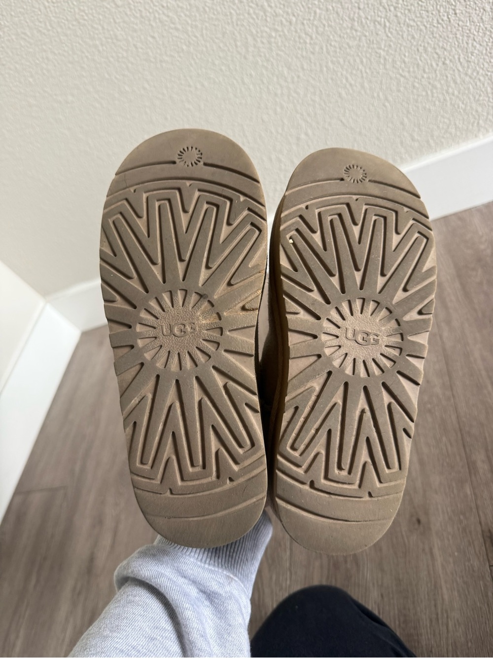 Ugg Platform Mini's In Color "Sand" Women's 6 Kids 4 - Picture 7 of 7